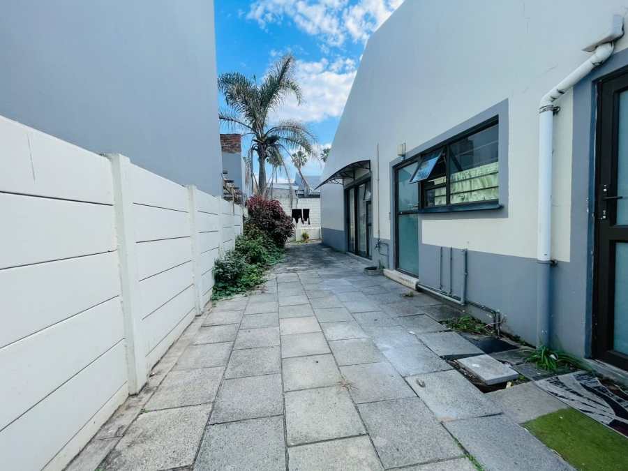 6 Bedroom Property for Sale in Quigney Eastern Cape